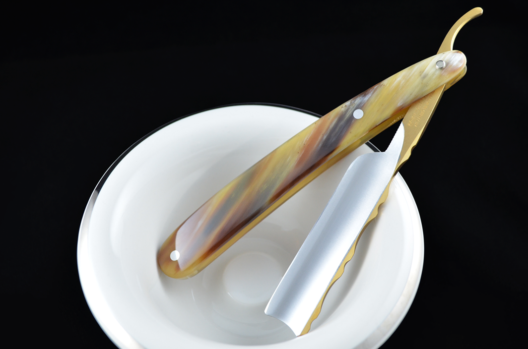 Dovo Bergischer Lowe 5/8 Straight Razor with Cowhorn Handles