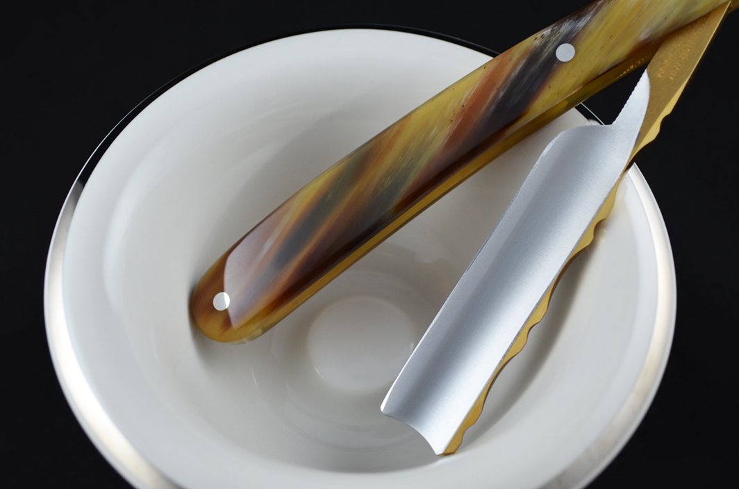 Dovo Bergischer Lowe 5/8 Straight Razor with Cowhorn Handles