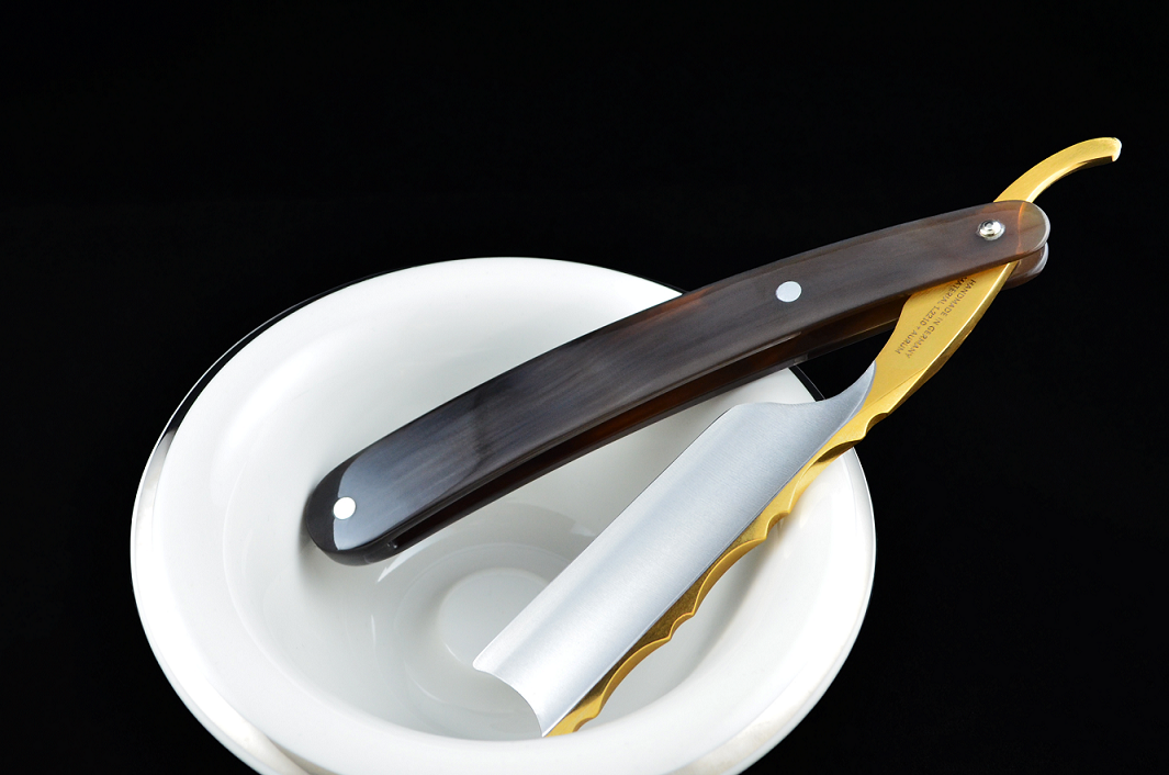 Dovo Bergischer Löwe 6/8 Straight Razor with Cowhorn Handles