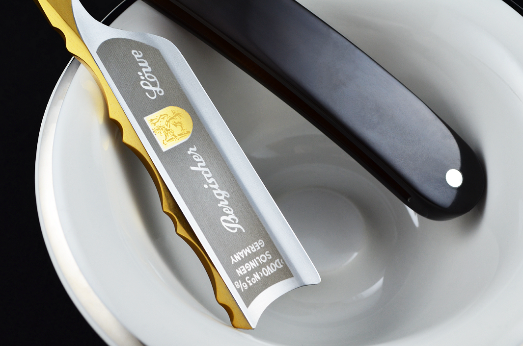 Dovo Bergischer Löwe 6/8 Straight Razor with Cowhorn Handles