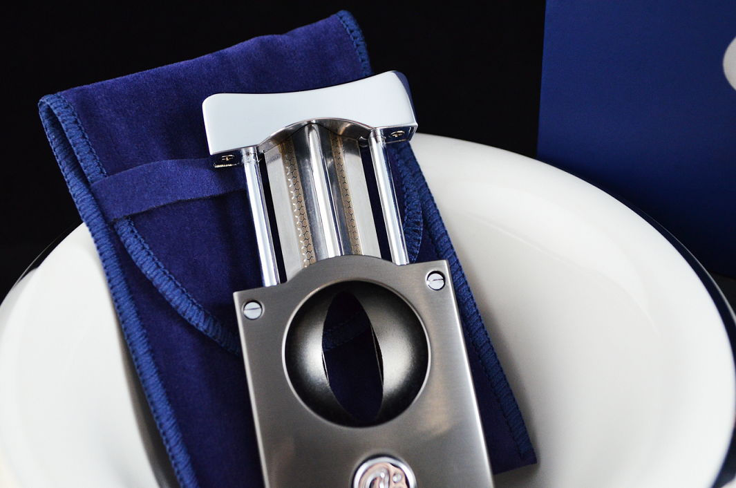 Caseti Deep V Cigar Cutter