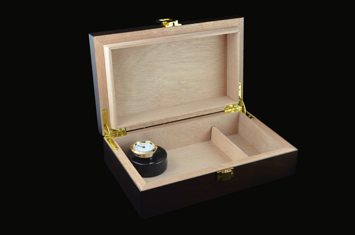 Clasp Humidor-Walnut