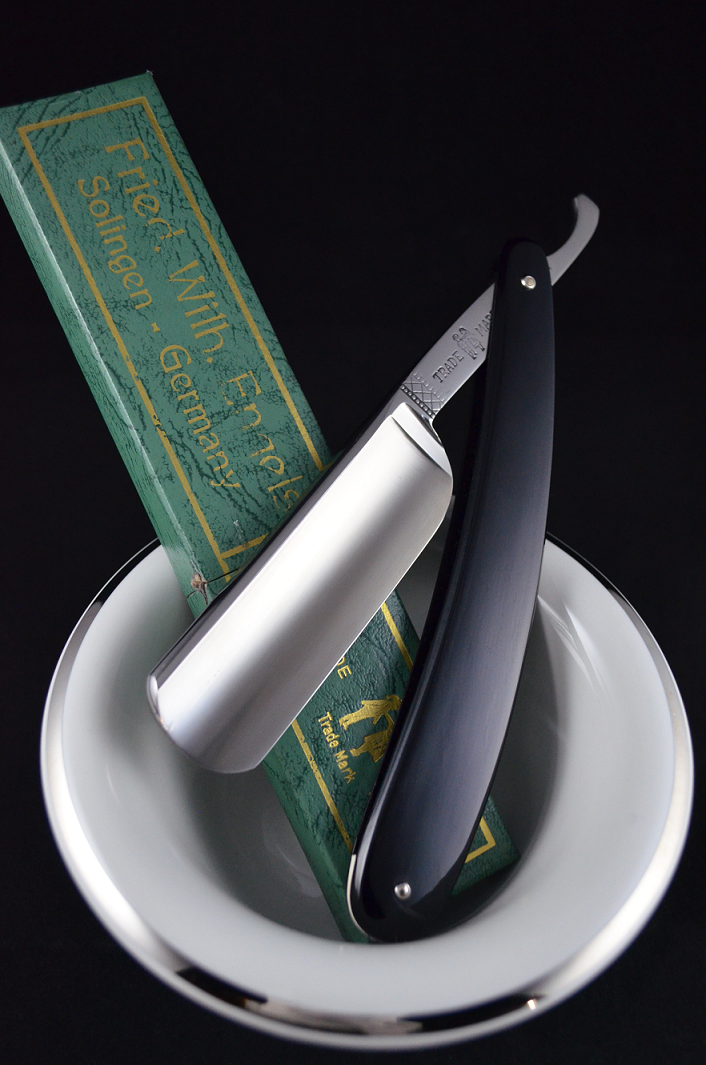 NOS Fried Wilh Engels 8/8 R.H. Straight Razor